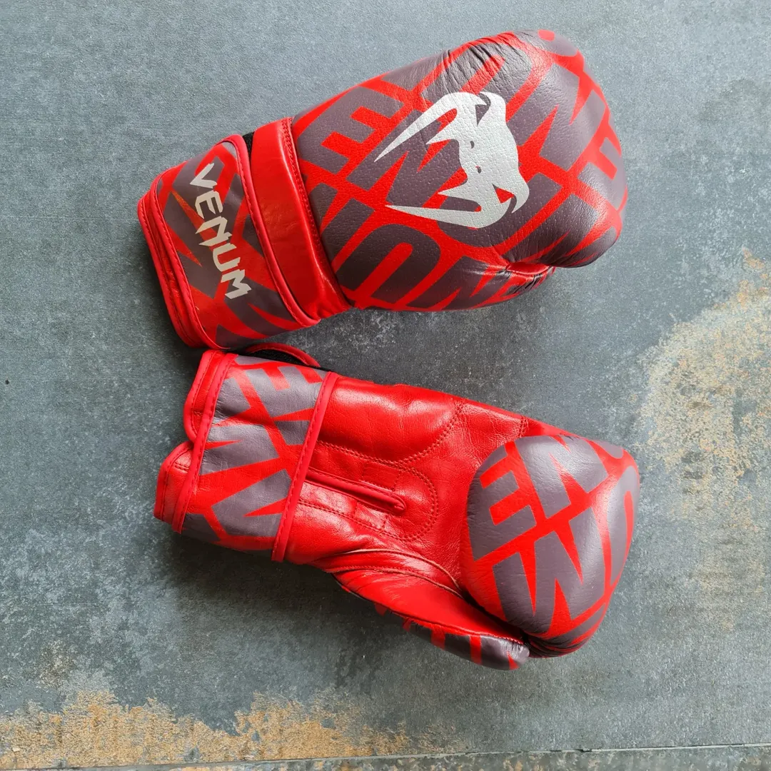 دستش چرم ونوم